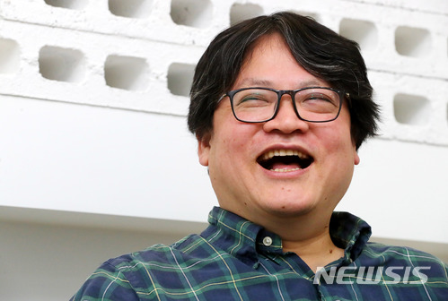 【서울=뉴시스】배훈식 기자 = 이재석 카페24 대표이사가 1일 오후 서울 동작구 카페24 본사에서 뉴시스와 인터뷰 도중 환하게 웃고 있다. 2018.02.06. dahora83@newsis.com