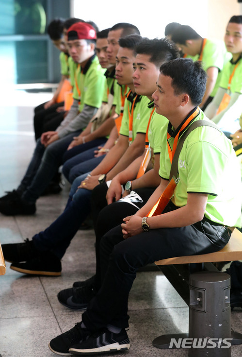 【인천공항=뉴시스】박진희 기자 = 한국산업인력공단은 6일 인천국제공항 제1여객터미널에서 외국인 고용허가제(E-9)를 통해 한국에 첫 입국하는 라오스 노동자들 환영행사를 위해 반팔 단체복을 입고 대기하고 있다. 이날 행사는 기자의 항의 후 노동자들이 겨울 외투를 입고 진행했다. 2018.02.06.pak7130@newsis.com