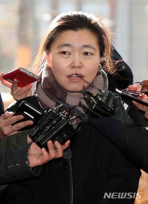 【서울=뉴시스】고범준 기자 = 서지현 검사 성추행 피해 사건을 당시 검찰 내부에서 덮었다는 의혹을 주장한 임은정 검사가 참고인 조사를 받기 위해 지난 2월 6일 오전 서울 송파구 서울동부지검에 출석하며 취재진 질문에 답변하고 있다. 2018.02.06. bjko@newsis.com