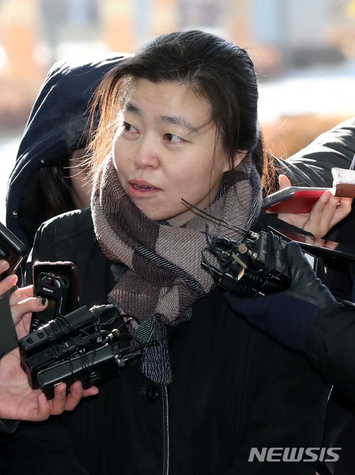 【서울=뉴시스】고범준 기자 = 서지현 검사 성추행 피해 사건을 당시 검찰 내부에서 덮었다는 의혹을 주장한 임은정 검사가 참고인으로 조사를 받기 위해 6일 오전 서울 송파구 서울동부지방검찰청으로 출석하며 취재진 질문에 답변하고 있다. 2018.02.06.&nbsp; bjko@newsis.com
