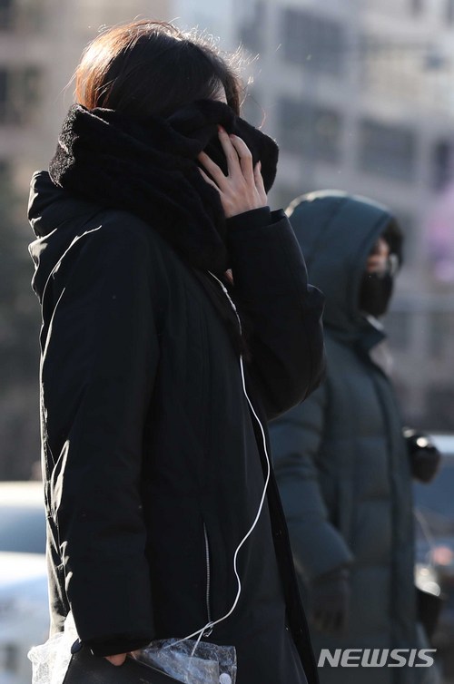 【서울=뉴시스】고승민 기자 = 매서운 한파가 지속된 6일 오전 서울 광화문 사거리에서 시민들이 출근길 걸음을 재촉하고 있다. 2018.02.06. kkssmm99@newsis.com