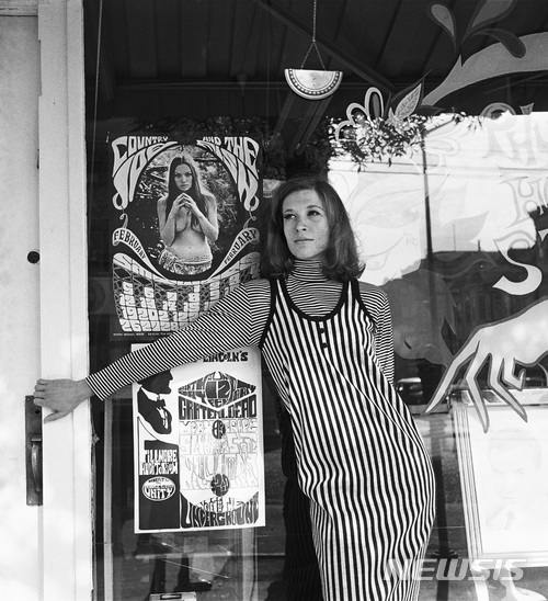 【서울=뉴시스】여류사진가 이모젠 커닝햄 作 Alice-Marie on Haight Street, 51x41cm, Platinum & Palladium Print, 1967. (사진=아트스페이스J 제공. 사진은 기사 외 사용을 불허합니다.) chocrystal@newsis.com