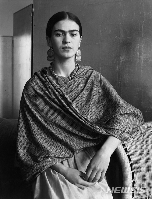 【서울=뉴시스】여류사진가 이모젠 커닝햄 作 Frida Kahlo Rivera, Painter and Wife of Diego Rivera, 51x41cm, Platinum & Palladium Print, 1931. 