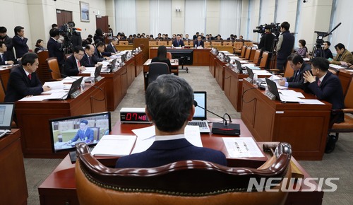 【서울=뉴시스】홍효식 기자 = 6일 오전 서울 여의도 국회 국방위원회 회의실에서 5·18민주화운동 진상규명 관련 특별법안에 대한 공청회가 진행되고 있다. 2018.02.06. yesphoto@newsis.com