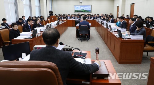 【서울=뉴시스】홍효식 기자 = 6일 오전 서울 여의도 국회 환경노동위원회 회의실에서 열린 전체회의에 참석한 홍영표 위원장이 안건을 상정하며 의사봉을 두드리고 있다. 2018.02.06. yesphoto@newsis.com