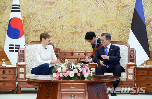 【서울=뉴시스】전신 기자 = 문재인 대통령이 6일 오후 청와대 접견실에서 케르스티 칼리울라이드 에스토니아 대통령을 만나 환담을 나누고 있다. 2018.02.06. photo1006@newsis.com