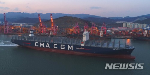 【부산=뉴시스】 하경민 기자 = 부산항 개항 이후 가장 큰 컨테이너선이 입항했다. 세계 3위 컨테이너 선사인 CMA-CGM 소속 '생텍쥐베리호'(Saint Exupery·2만656TEU급)가 6일 부산항 신항 BNCT 터미널에 입항해 있다.프랑스 마르세유가 선적항인 이 선박은 길이 400m, 폭 59m, 총 톤수 21만7673t 크기로, 부산항 개항 이후 입항한 선박 중 가장 큰 컨테이너선이다. 이 선박에는 20피트짜리 컨테이너를 최대 2만656개나 실을 수 있는데, 이 컨테이너를 일렬로 세웠을 때 서울에서 평창까지의 거리와 맞먹는다고 부산항만공사는 전했다. 2018.02.06. (사진=부산항만공사 제공) yulnetphoto@newsis.com