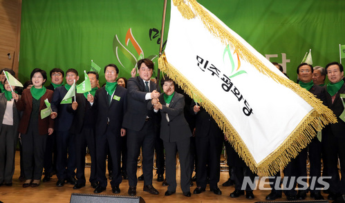 【서울=뉴시스】박영태 기자 = 6일 오후 서울 영등포구 여의도 국회에서 진행된 민주평화당 창당대회에서 조배숙 창당준비위원장이 당기를 흔들고 있다. 2018.02.06.since1999@newsis.com