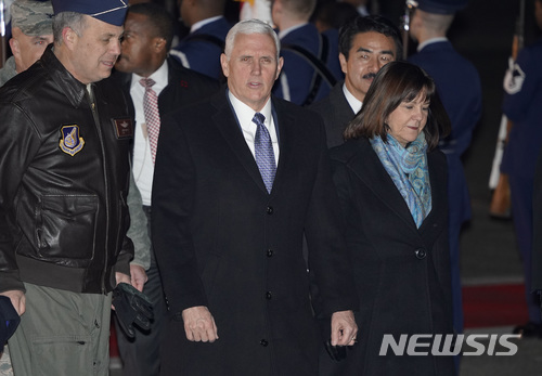 【도쿄=AP/뉴시스】 미국의 마이크 펜스 부통령이 6일 부인 카렌 여사와 함께 일본에 도착해 수도 인근 요코타 공군기지에서 나오고 있다. 펜스 부통령은 평창 동계올림픽에 참석하는 등 엿새 간 아시아 순방길에 나섰다. 2018. 2. 6. 