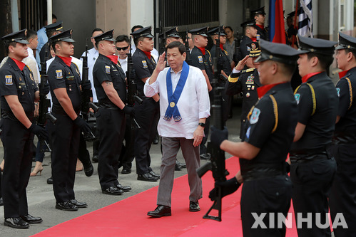 【마닐라=신화/뉴시스】로드리고 두테르테 필리핀 대통령이 마약의 전쟁으로 국제형사재판소(ICC)로부터 조사받고 있다고 CNN이 8일 보도했다. 두테르테 대통령이 지난 6일 마닐라에서 열린 관세청 주최 행사에서 관세청 소속 경찰로부터 사열을 받고 있다. 2018.02.09 