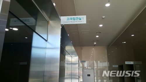 【정선=뉴시스】김태식 기자 = 강원 정선 강원랜드가 채용비리에 연루된 직원을 대량 업무배제 조치를 취하자 지역에서 낙인찍기 등 우려의 목소리가 높아지고 있다. 사진은 업무배제 직원들이 모여 있는 강원랜드 행정동 사무실. 2018.02.07 newsenv＠newsis.com