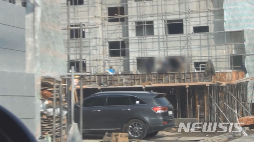 【수원=뉴시스】김지호 기자 = 무자격 건축주가 면허를 빌려 건물을 짓고 있는 모습. (사진=경기남부지방경찰청 제공) photo@newsis.com