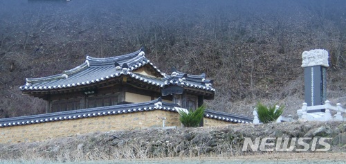  【청송=뉴시스】김진호 기자 = 경북 청송군 파천면 소재 소류정(小流亭) 및 심성지(沈誠之) 선생 사적비가 경북북부보훈지청이 선정하는 '이달의 현충시설'로 선정됐다. 사진은 소류정. 2018.02.07 (사진=경북북부보훈지청 제공) photo@newsis.com