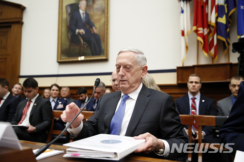 【워싱턴=AP/뉴시스】짐 매티스 미 국방장관이 6일 하원 군사위원회에서 미국의 새 핵태세검토보고서(NPR)에 대해 증언하고 있다. 매티스는 불량정권 북한이 전세계 안정을 위협하고 있다며 미 국방부가 북한을 억제하고 대응하는 노력을 계속하고 있다고 말했다. 2018.2.7