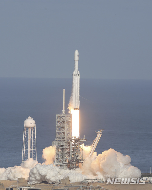 【케네디우주센터=AP/뉴시스】미국 플로리다주 케네디우주센터에서 6일(현지시간) 민간우주개발사 스페이스X의 팰컨 헤비 로켓이 발사되고 있다. 2018.2.7