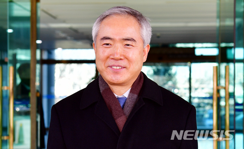 【광주=뉴시스】류형근 기자 = 강원랜드 채용비리 수사단장으로 임명된 양부남 광주지검장이 수사단 사무실이 꾸려진 서울로 가기 위해 7일 오후 광주 동구 광주지검을 빠져나가고 있다. 2018.02.07. hgryu77@newsis.com