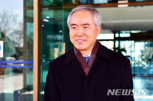 【광주=뉴시스】류형근 기자 = 강원랜드 채용비리 수사단장으로 임명된 양부남 광주지검장이 수사단 사무실이 꾸려진 서울로 가기 위해 7일 오후 광주 동구 광주지검을 빠져나가고 있다. 2018.02.07.&nbsp; hgryu77@newsis.com