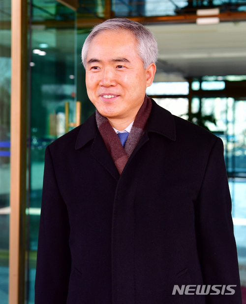 【광주=뉴시스】류형근 기자 = 강원랜드 채용비리 수사단장으로 임명된 양부남 광주지검장이 수사단 사무실이 꾸려진 서울로 가기 위해 7일 오후 광주 동구 광주지검을 빠져나가고 있다. 2018.02.07.&nbsp; hgryu77@newsis.com