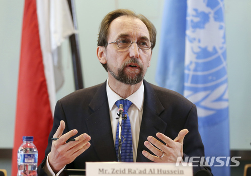  【자카르타(인도네시아)=AP/뉴시스】자이드 라드 알-후세인 유엔난민기구(UNHCR) 대표가 지난 2월7일 인도네시아 자카르타에서 기자회견을 하고 있다. 오는 8월 임기가 끝나는 자이드 대표는 18일 스위스 제네바에서 자신의 마지막 유엔 인권위원회 회의를 주재하면서 도널드 트럼프 미 행정부가 불법 입국자의 자녀들을 강제로 격리시키는 것에 대해 터무니없는 조치라고 비난하면서 이를 중단하라고 촉구했다. 2018.6.18 