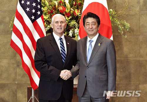 【도쿄=AP/뉴시스】마이크 펜스 미국 부통령(왼쪽)과 아베 신조 일본 총리가 7일 도쿄의 일본 총리관저에서 만나 악수하고 있다. 2018.2.7.