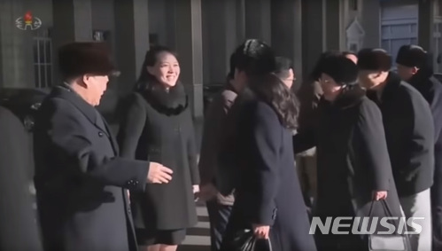 【서울=뉴시스】북한 조선중앙TV는 남측을 방문하는 북한 예술단이 평양을 출발하는 모습의 영상을 공개한 가운데 배웅에 나선 김여정 노동당 부부장(왼쪽 두번째)이 활짝 웃는 모습을 보도했다. 2018.02.07. (사진=조선중앙TV 캡쳐)&nbsp; photo@newsis.com