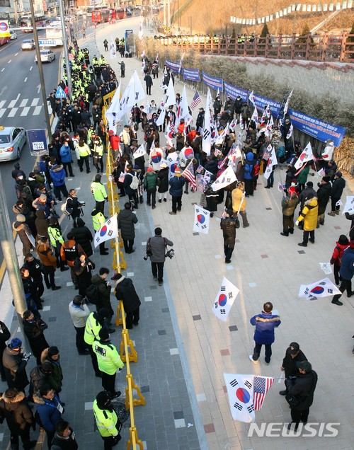 【강릉=뉴시스】조명규 기자 = 8일 오후 북한 삼지연 관현악단 공연이 열리게 될 강원 강릉시 강릉아트센터 앞 도로에서 보수단체 집회가 열린 가운데 보수단체 회원들이 공연 반대를 외치고 있다.2018.02.08 mkcho@newsis.com