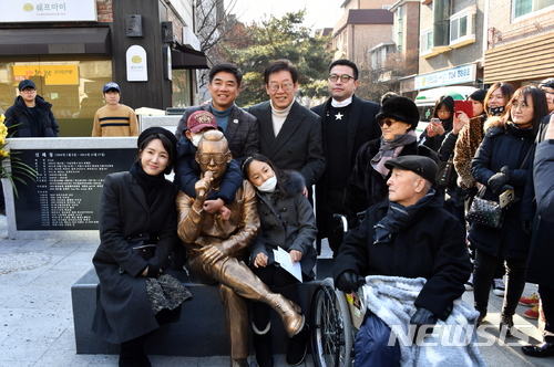 [성남=뉴시스] 이승호 기자 = 2018년 2월 8일 '마왕' 신해철의 삶과 음악을 추억하기 위해 경기 성남시 분당구 수내동에 조성된 '신해철 거리'에서 이재명 성남시장과 고인의 가족 등이 기념촬영을 하고 있다.2018.02.08.(사진 = 성남시청 제공) photo@newsis.com