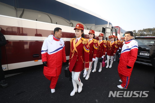 【강릉=뉴시스】 추상철 기자 = 8일 오전 강원도 강릉 올림픽 선수촌 국기광장에서 열린 입촌식에서 북한 응원단이 입장하고 있다. 2018.02.08.  scchoo@newsis.com