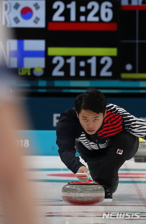 【강릉=뉴시스】 추상철 기자 = 평창 동계올림픽 경기가 시작된 8일 오전 강원 강릉컬링센터에서 열린 컬링 믹스더블 경기에서 대한민국 장혜지·이기정 선수가 핀란드와 예선 1차전이 열리고 있다. 2018.02.08.&nbsp; scchoo@newsis.com