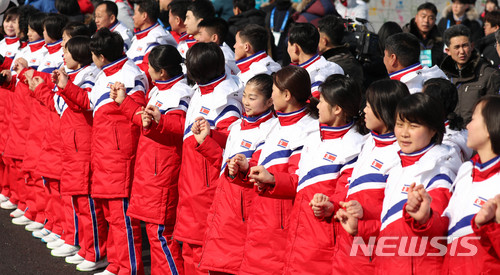 【강릉=뉴시스】 추상철 기자 = 평창 동계올림픽 북한 선수단 입촌식이 열린 8일 오전 강원 강릉올림픽선수촌에서 북한 선수들이 손을 잡고 북 응원단의 축하공연을 관람하고 있다. 2018.02.08. scchoo@newsis.com