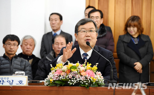 【밀양=뉴시스】안지율 기자 = 경남 밀양시는 8일 산외면행정복지센터에서 열린 읍·면·동 방문 시정설명회에 참석한 박일호 시장이 인사말을 하고 있다. 2018.02.08. alk9935@newsis.com