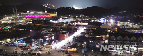 【평창=뉴시스】 추상철 기자 = 2018 평창 동계올림픽 개막식을 하루 앞둔 8일 오후 강원 평창올림픽 스타디움을 중심으로 경기장이 화려한 조명과 함께 평창 도심을 밝히고 있다. 2018.02.08. scchoo@newsis.com