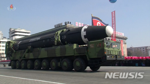 【서울=뉴시스】 8일 오후 '건군절' 70주년 기념 열병식이 열린 가운데 이동식발사차량(TEL)에 실린 대륙간탄도미사일(ICBM)급 '화성-15'가 등장한 모습을 조선중앙TV가 녹화 중계하고 있다. 2018.02.08. (사진=조선중앙TV 캡쳐)&nbsp; photo@newsis.com