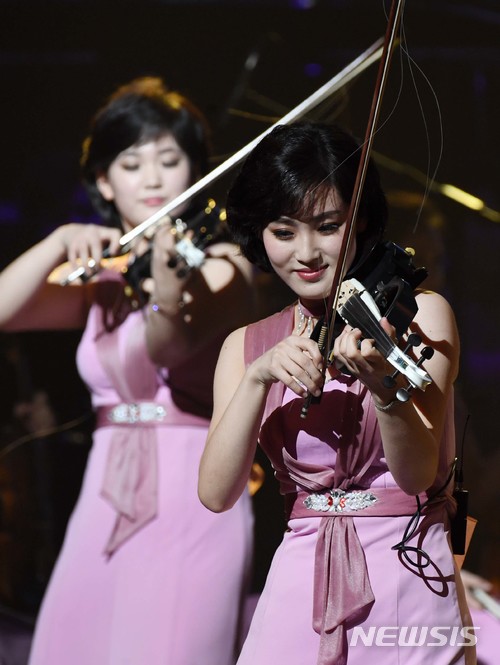 【강릉=뉴시스】사진공동취재단 = 삼지연관현악단이 8일 오후 강원도 강릉아트센터 사임당홀에서 열린 평창동계올림픽·패럴림픽 성공 기원 특별공연에서 멋진 공연을 펼치고 있다. 이날 공연에는 남자는 배, 여자는 항구, 이별, 당신은 모르실거야, 사랑의 미로, 다함께 차차차, 서인석의 홀로 아리랑과 오페라의 유령 등 서양 교향곡이 포함됐다. 2018.02.08. photo@newsis.com