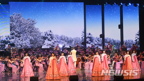 【강릉=뉴시스】사진공동취재단 = 삼지연관현악단이 8일 오후 강원도 강릉아트센터 사임당홀에서 열린 평창동계올림픽·패럴림픽 성공 기원 특별공연에서 멋진 공연을 펼치고 있다. 이날 공연에는 남자는 배, 여자는 항구, 이별, 당신은 모르실거야, 사랑의 미로, 다함께 차차차, 서인석의 홀로 아리랑과 오페라의 유령 등 서양 교향곡이 포함됐다. 2018.02.08.&nbsp;&nbsp; photo@newsis.com 