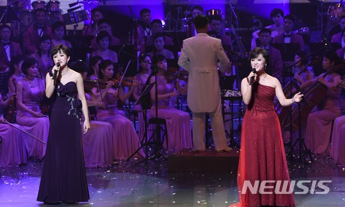 【강릉=뉴시스】사진공동취재단 = 삼지연관현악단이 8일 오후 강원도 강릉아트센터 사임당홀에서 열린 평창동계올림픽·패럴림픽 성공 기원 특별공연에서 멋진 공연을 펼치고 있다. 이날 공연에는 남자는 배, 여자는 항구, 이별, 당신은 모르실거야, 사랑의 미로, 다함께 차차차, 서인석의 홀로 아리랑과 오페라의 유령 등 서양 교향곡이 포함됐다. 2018.02.08.&nbsp; photo@newsis.com