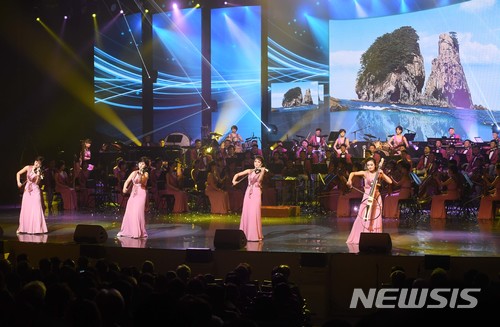 【강릉=뉴시스】사진공동취재단 = 삼지연관현악단이 8일 오후 강원도 강릉아트센터 사임당홀에서 열린 평창동계올림픽·패럴림픽 성공 기원 특별공연에서 멋진 공연을 펼치고 있다. 이날 공연에는 남자는 배, 여자는 항구, 이별, 당신은 모르실거야, 사랑의 미로, 다함께 차차차, 서인석의 홀로 아리랑과 오페라의 유령 등 서양 교향곡이 포함됐다. 2018.02.08.&nbsp;&nbsp; photo@newsis.com 