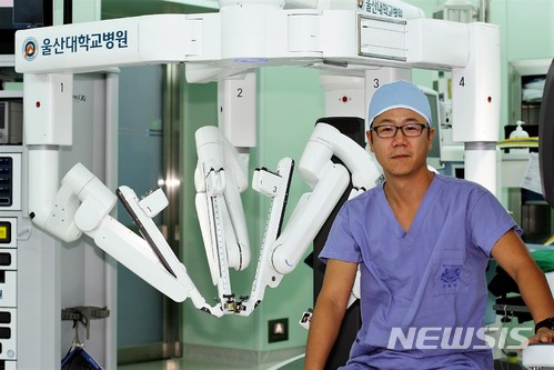 【울산=뉴시스】조현철 기자 = 울산대학교병원(병원장 정융기)은 산부인과 노현진 교수가 부산·경남 지역 최초로 자궁내막암 단일공 로봇수술을 성공했다고 9일 밝혔다. 2018.02.09. (사진=울산대병원 제공) photo@newsis.com