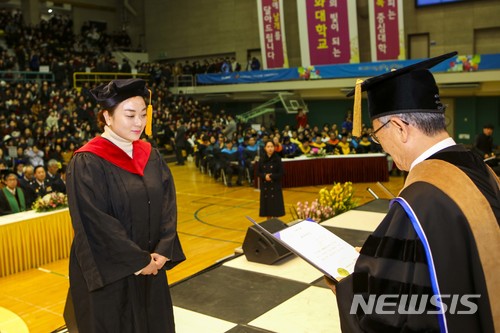 계명문화대, 학위수여식(사진은 최우수상을 받고 있는 식품영양조리학부 변현주씨)