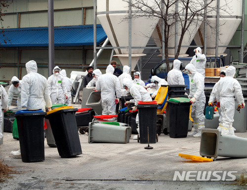 【아산=뉴시스】이종익 기자 = 충남 아산시는 8일 오전 고병원성 조류인플루엔자(AI) 의심신고가 접수된 천안의 산란계 농장과 사료차량 등을 공유한 신창면 산란계 농장에 대해 9일 오전부터 50여명의 인력을 동원해 18만8700여수의 산란계에 대해 살처분을 진행하고 있다.  2018.02.09. (사진=아산시 제공)  photo@newsis.com