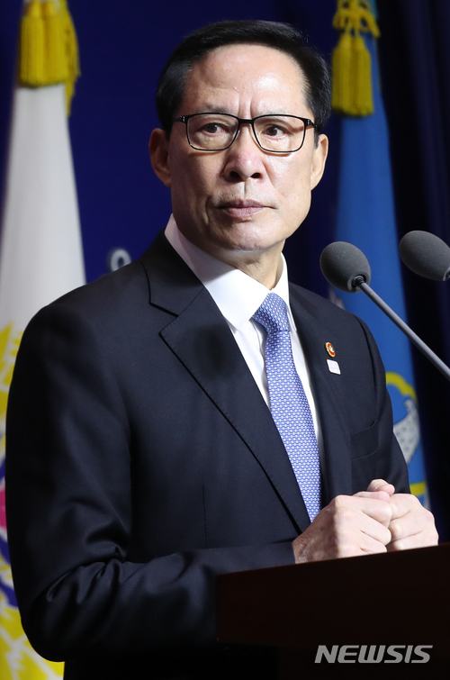 【서울=뉴시스】김선웅 기자 = 송영무 국방부장관이 9일 오전 서울 용산구 국방부에서 5.18 특조위 발표 관련 국방부 입장 발표를 기다리고 있다.  국방부는 이날 발표를 통해 5.18 광주민주화운동 과정에서 군이 개입해 광주시민을 학살한 것에 대해 국민과 광주시민에 위로와 사과를 드린다고 말하며 이번 국방부 특조위는 법적 한계로 미진한 부분이 있었다며 5.18 특별법이 통과될 수 있도록 노력하겠다고 밝혔다. 한편 국방부는 지난 7일 5.18 광주민주화운동 38년만에 80년 5월 계엄군의 헬기사격을 공식 인정했다. 2018.02.09.  mangusta@newsis.com