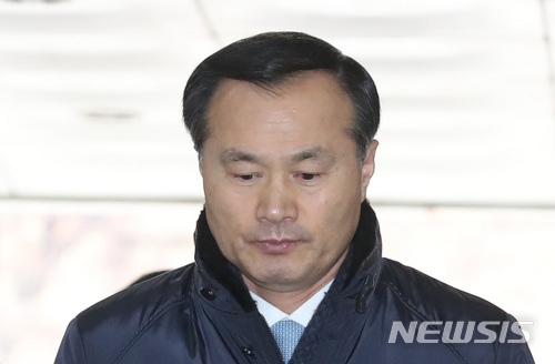 【서울=뉴시스】권현구 기자 = 국방부의 대선개입 수사를 축소·은폐한 혐의를 받고 있는 백낙종 전 국방부 조사본부장이 지난달 9일 오전 서울 서초구 서울중앙지방법원에서 열린 구속 전 피의자 심문(영장실질심사)에 출석하고 있다. 2018.02.09. stoweon@newsis.com
