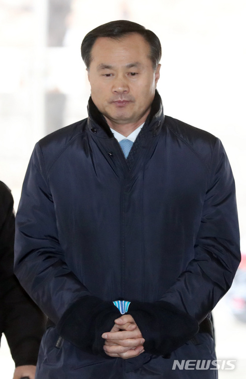 【서울=뉴시스】권현구 기자 = 국방부의 대선개입 수사를 축소·은폐한 혐의를 받고 있는 백낙종 전 국방부 조사본부장이 지난 2월9일 오전 서울 서초구 서울중앙지방법원에서 열린 구속 전 피의자 심문(영장실질심사)에 출석하고 있다. 2018.02.09. stoweon@newsis.com