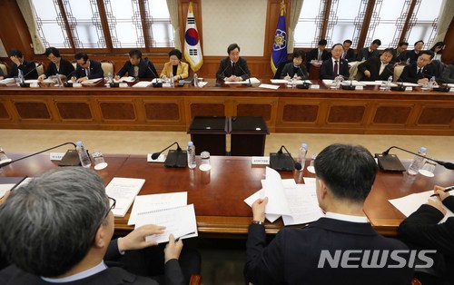 【서울=뉴시스】고승민 기자 = 이낙연 국무총리가 9일 오전 정부서울청사에서 열린 제16차 사회보장위원회에서 모두발언하고 있다.이날 회의에서는 제2차 노인일자리 및 사회활동 종합계획과 제1차 사회보장기본계획 등이 안건으로 논의됐다. 2018.02.09. kkssmm99@newsis.com