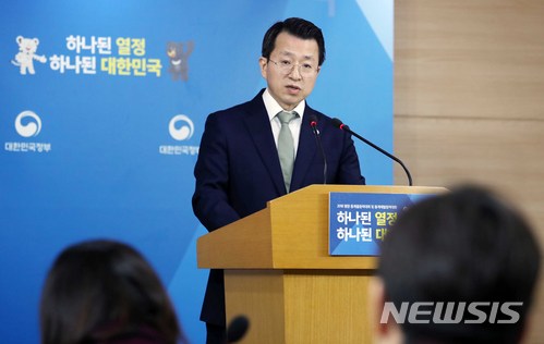 【서울=뉴시스】고승민 기자 = 백태현 통일부 대변인이 9일 오전 정부서울청사에서 평창동계올림픽 북한 선수단 및 예술단 일정 등 내용이 포함된 정례 브리핑을 하고 있다. 2018.02.09. kkssmm99@newsis.com