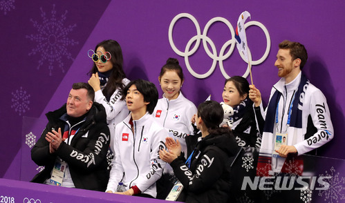 【강릉=뉴시스】박주성 기자 = 한국 피겨스케이팅 남자 싱글 국가대표 차준환이 9일 오전 강원도 강릉 아이스아레나에서 열린 팀이벤트 쇼트프로그램에서 연기를 마친 후 브라이언 오서 코치와 한국 피겨스케이팅 선수들과 함께 점수를 기다리고 있다. 2018.02.09. park7691@newsis.com