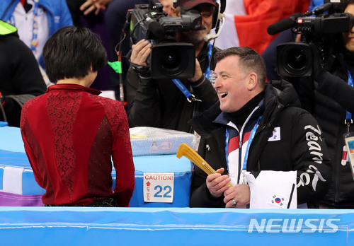 【강릉=뉴시스】박주성 기자 = 한국 피겨스케이팅 남자 싱글 국가대표 차준환이 9일 오전 강원도 강릉 아이스아레나에서 열린 팀이벤트 쇼트프로그램에서 연기를 마친 후 브라이언 오서 코치와 이야기를 나누고 있다. 2018.02.09. park7691@newsis.com