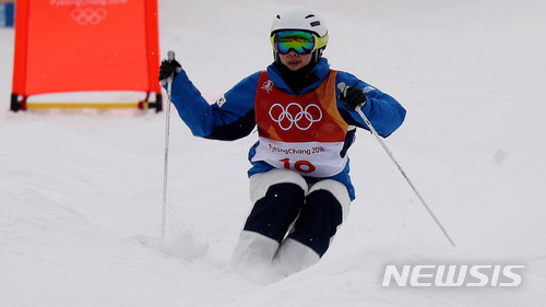 【평창=뉴시스】 추상철 기자 = 9일 오전 강원 평창 휘닉스 스노 경기장에서 열린 '2018 평창동계올림픽 프리스타일 스키 여자 모글 예선 경기. 대한민국 서정화가 질주하고 있다. 2018.02.09.&nbsp; scchoo@newsis.com