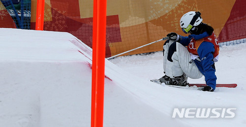 【평창=뉴시스】 추상철 기자 = 9일 오전 강원 평창 휘닉스 스노 경기장에서 열린 '2018 평창동계올림픽 프리스타일 스키 여자 모글 예선 경기. 대한민국 서정화가 두번째 점프를 앞두고 넘어지고 있다. 2018.02.09.&nbsp; scchoo@newsis.com