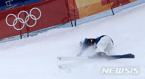 【평창=뉴시스】 추상철 기자 = 9일 오전 강원 평창 휘닉스 스노 경기장에서 열린 '2018 평창동계올림픽 프리스타일 스키 여자 모글 예선 경기. 대한민국 서정화가 두번째 점프를 앞두고 넘어지고 있다. 2018.02.09. scchoo@newsis.com